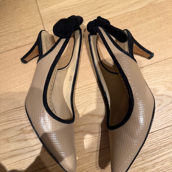 Sapataria do  Carmel - Taupe and Black Slingback Heels - Picture 6 of 8